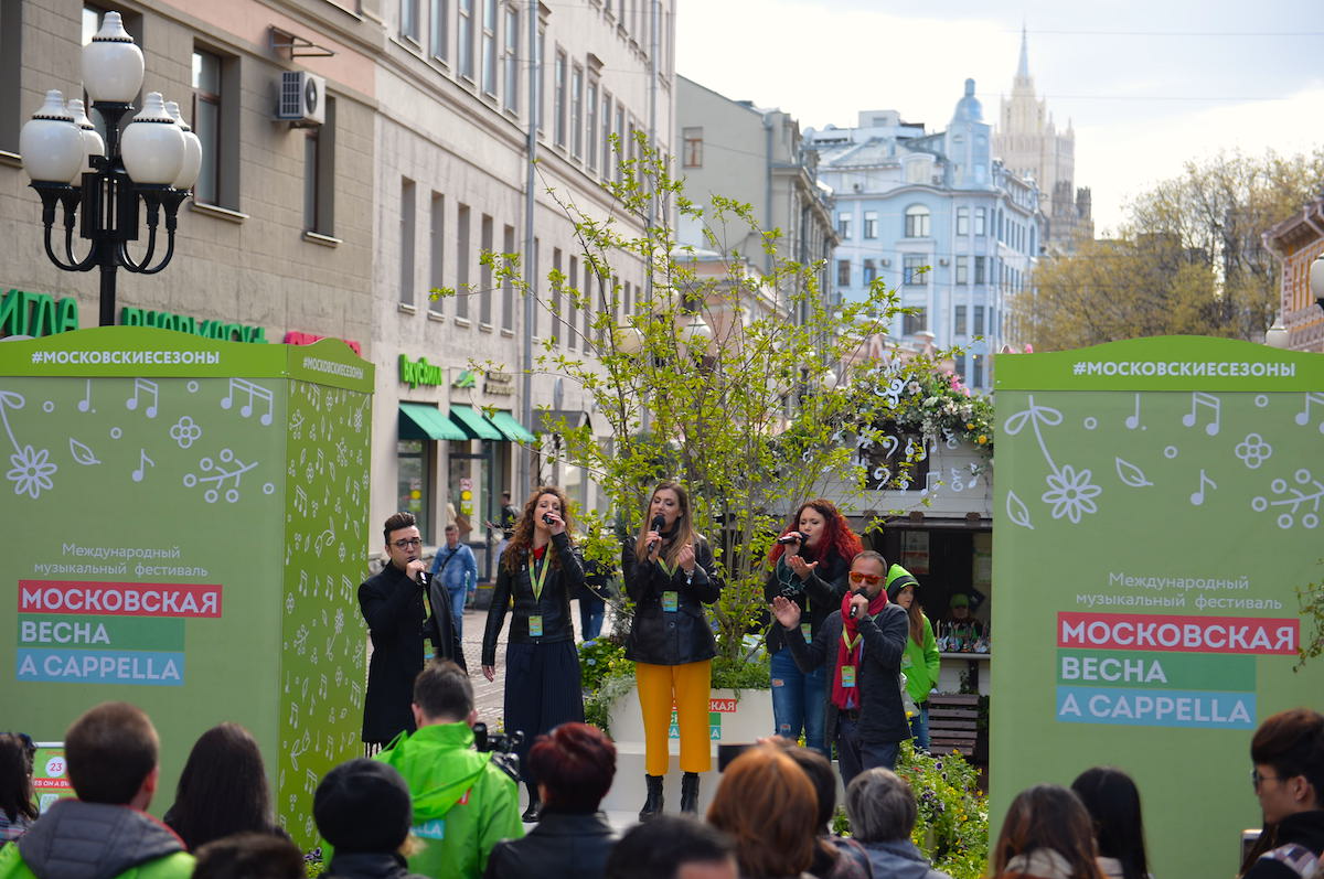 Выступление участников фестиваля "Московская весна A Cappella" на крыше на Арбате – события на сайте «Московские Сезоны»