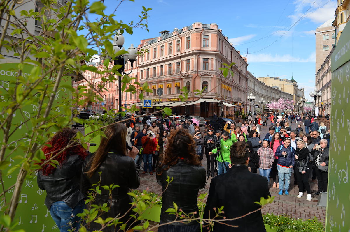Выступление участников фестиваля "Московская весна A Cappella" на балконе музея Пушкина – события на сайте «Московские Сезоны»