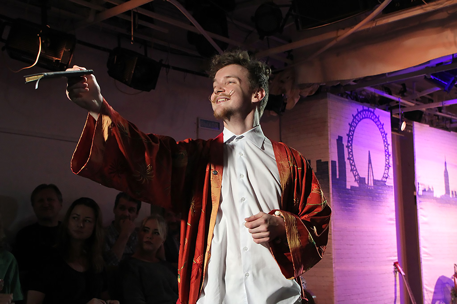 «Как важно быть serioznym» в театре «Бенефис» – события на сайте «Московские Сезоны»