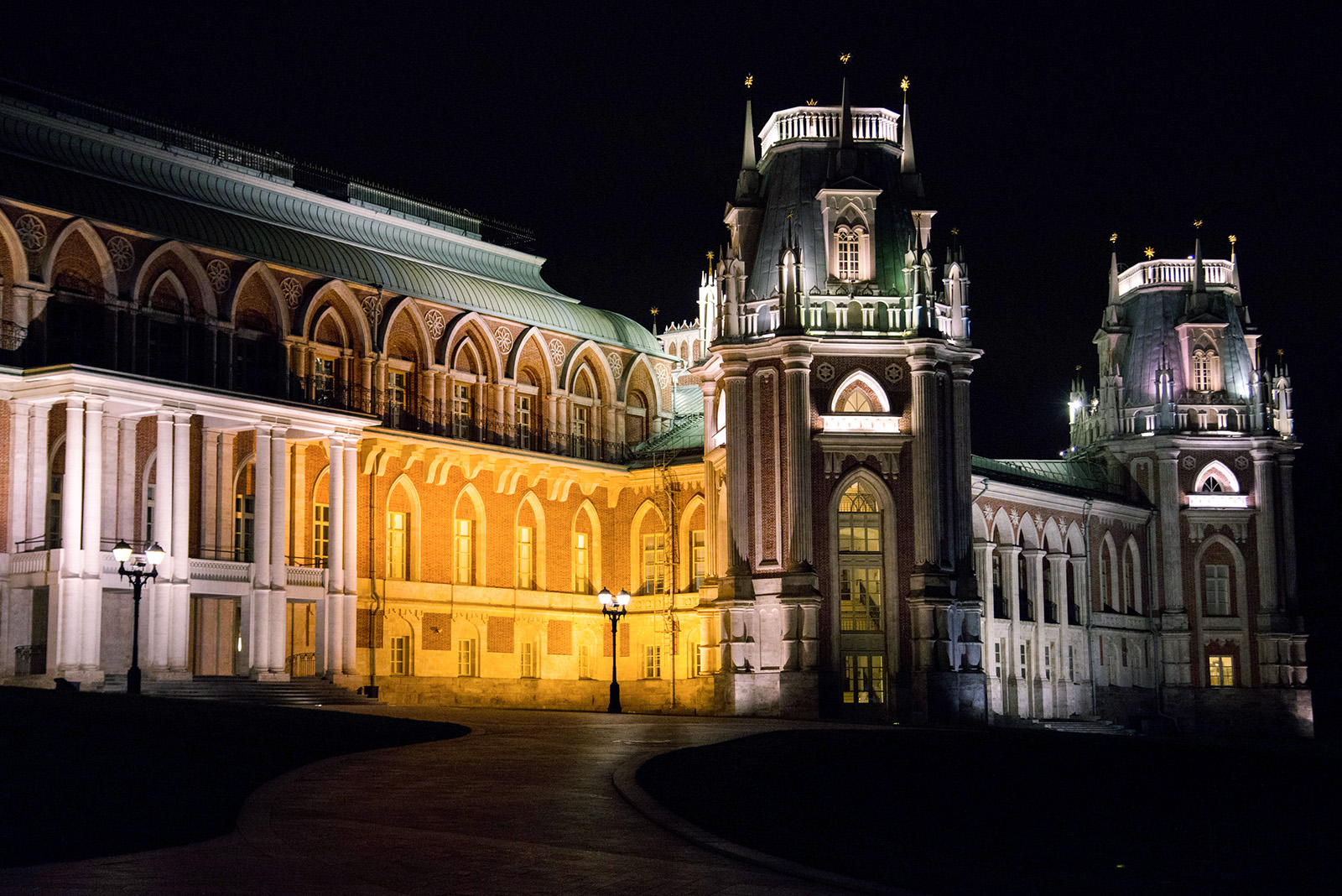 Favourite moscow. Музей Царицыно вечером. Ночь музеев Москва. Ночные музеи Москвы. Ночь в музее здание.