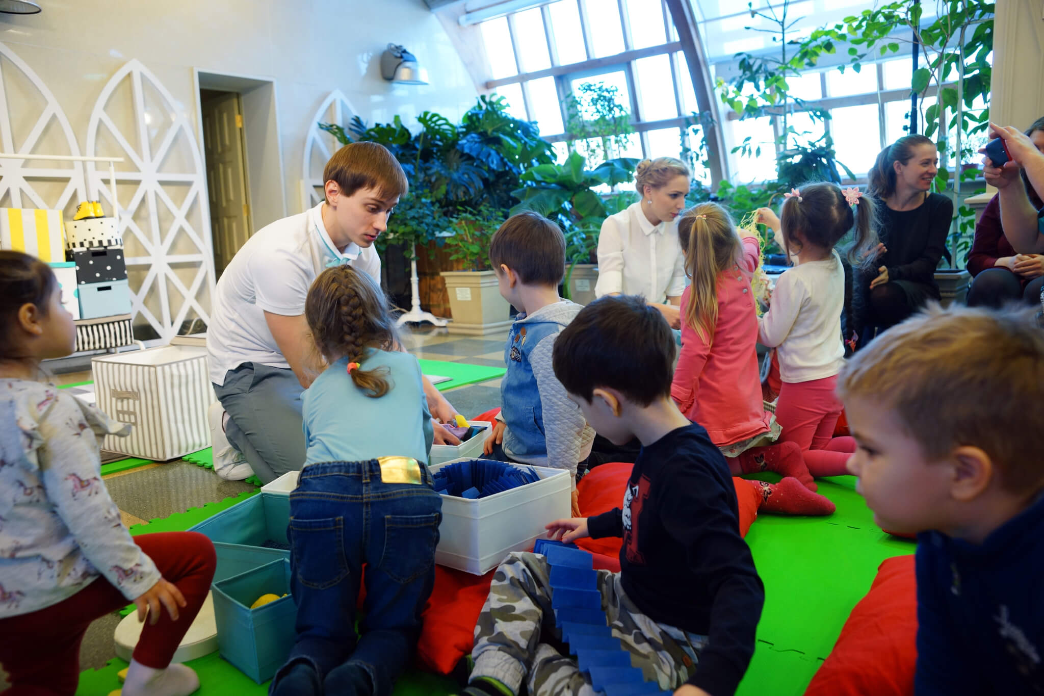 Беби-спектакль «Кто живет в коробке?» – события на сайте «Московские Сезоны»