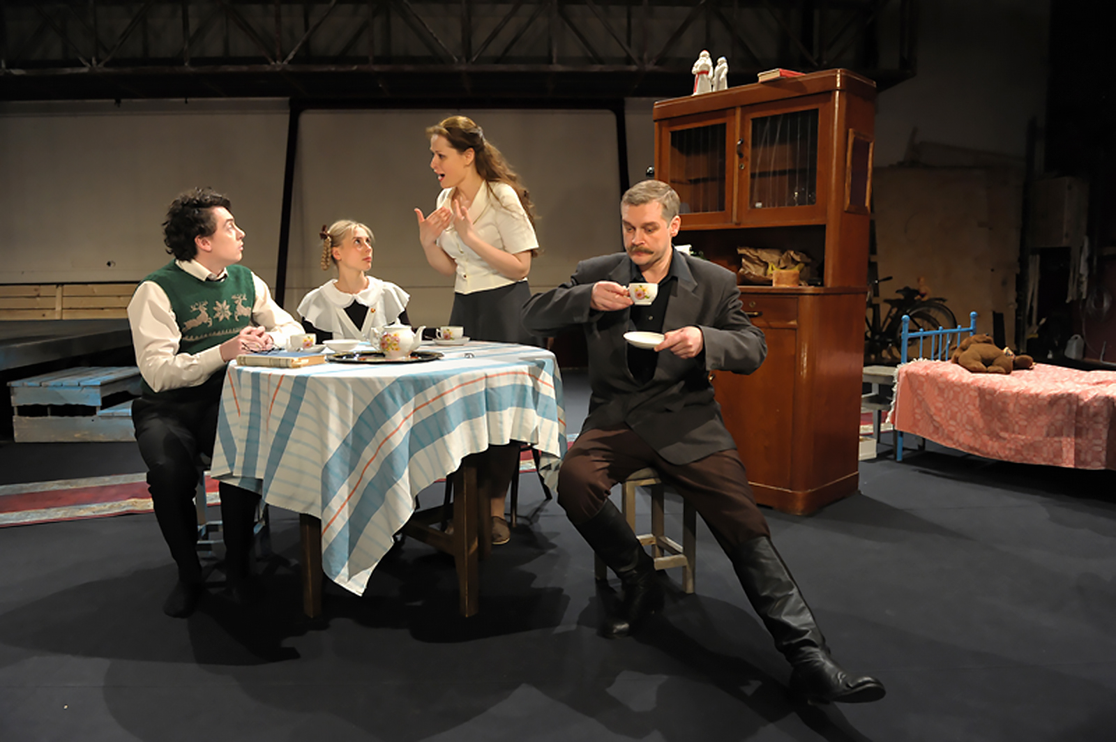 «Старшая сестра» в театре Et Cetera – события на сайте «Московские Сезоны»