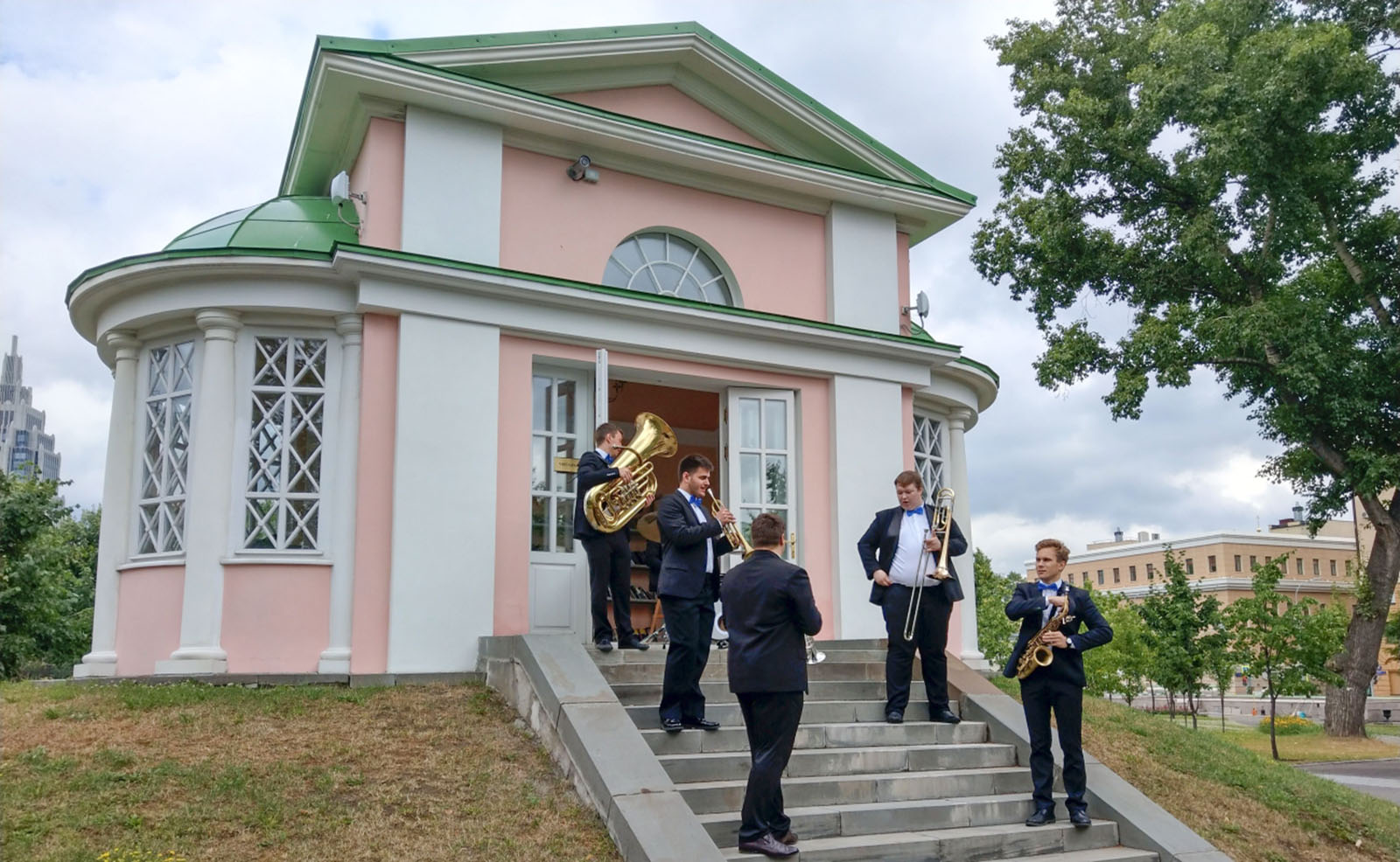 Вальсы и марши в парке у площади Петровские Ворота – события на сайте «Московские Сезоны»