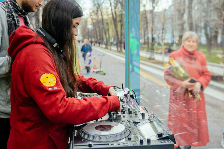 Школа диджеинга на ВДНХ – события на сайте «Московские Сезоны»