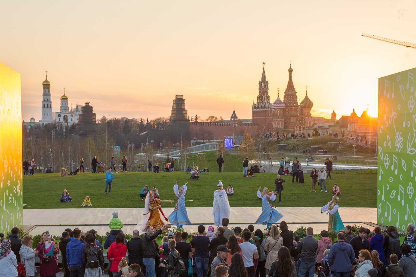 Московский фестиваль. Фестиваль в Зарядье. Москва Зарядье Весна. Спектакли в парк Зарядье. Московский кинофестиваль парк Победы.