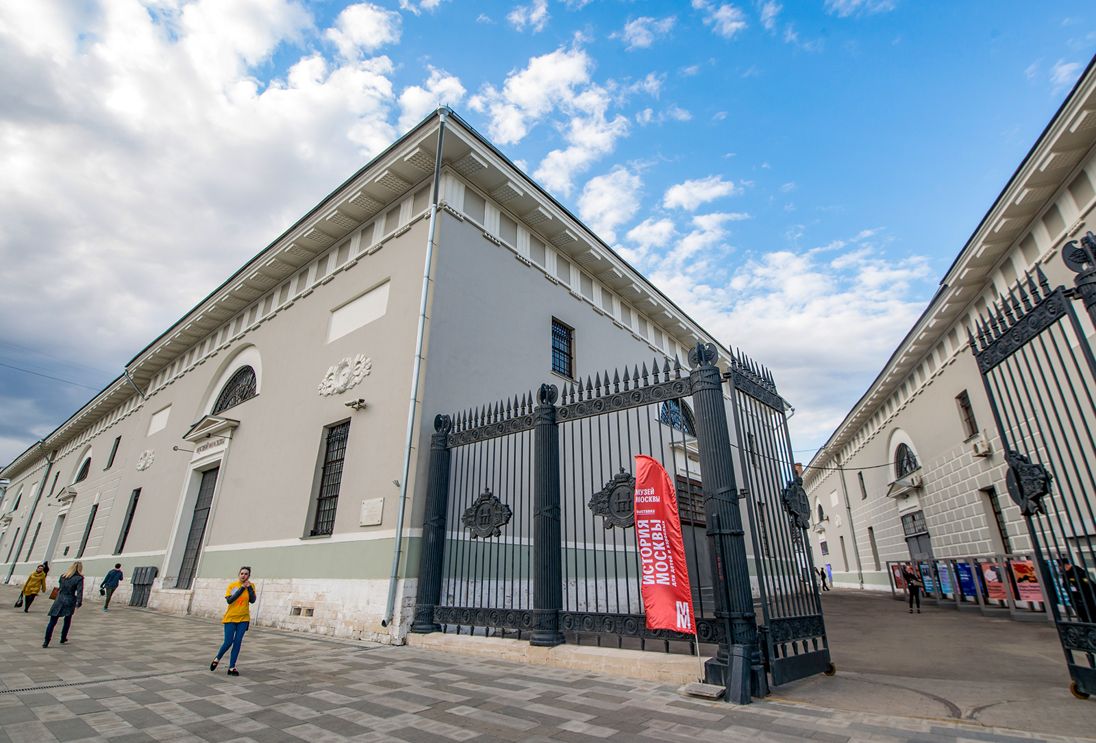 United museums. Музей Москвы на Зубовском бульваре. Провиантские склады на Зубовском бульваре. Музей Москвы Провиантские склады. Музей Москвы парк культуры.