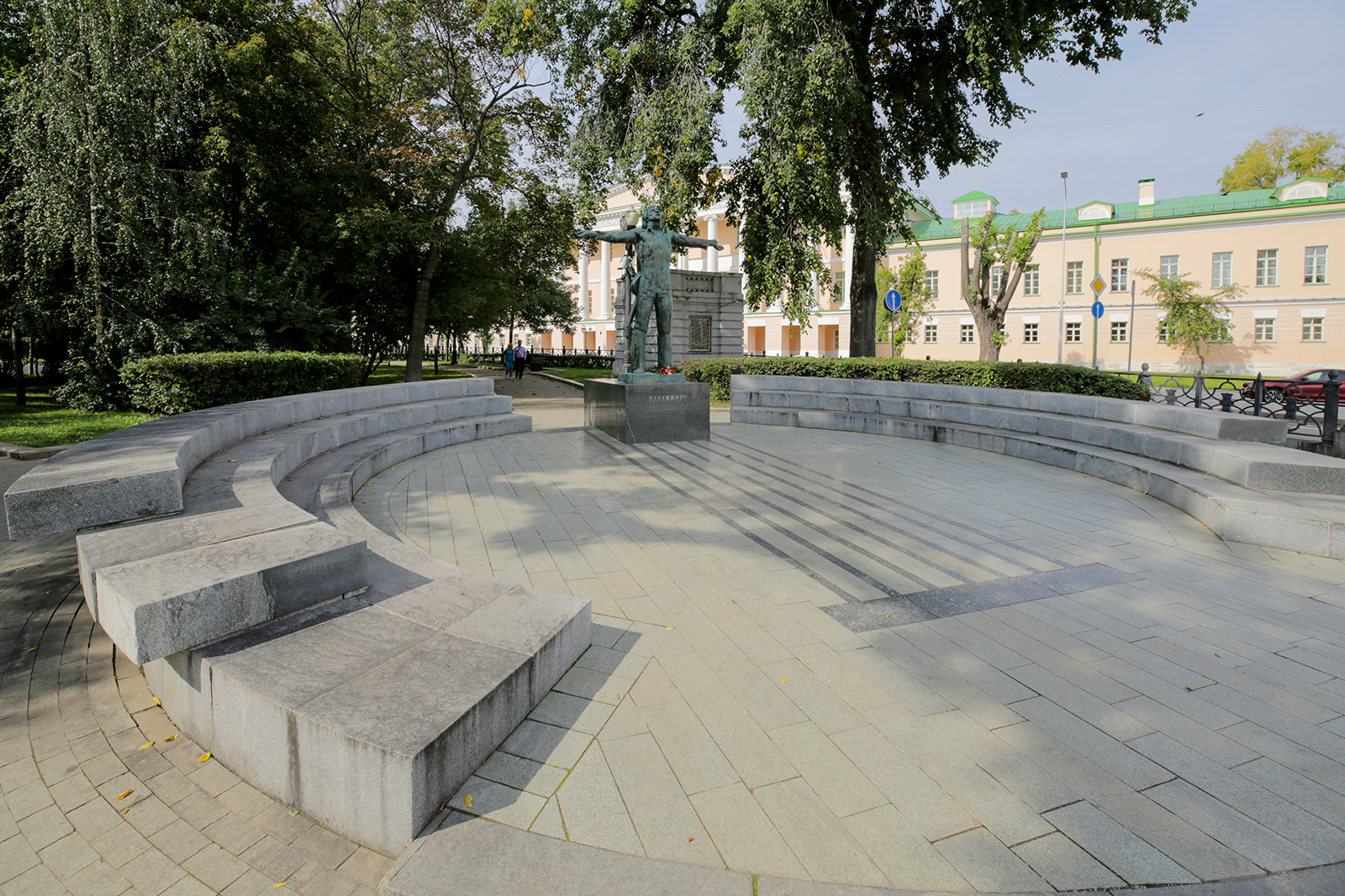 «Юные москвичи — Дню города» у памятника Владимиру Высоцкому – события на сайте «Московские Сезоны»