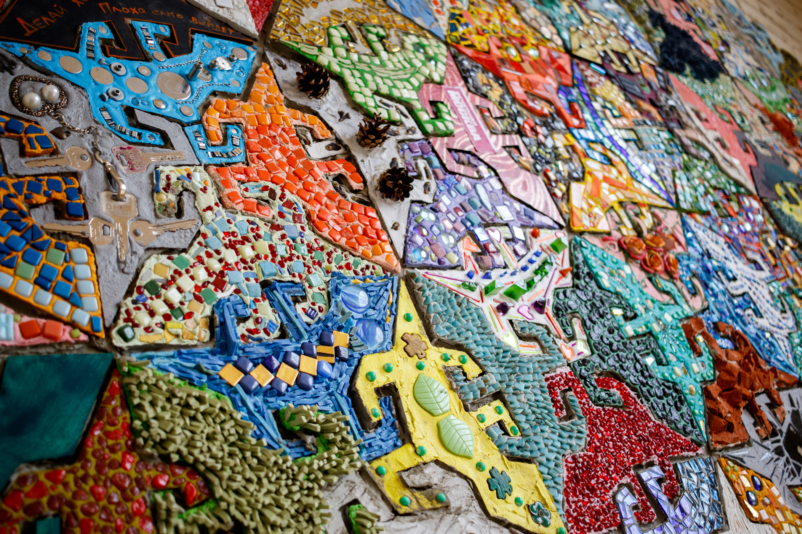 Монтаж мозаичного панно в галерее-мастерской «Варшавка» – события на сайте «Московские Сезоны»