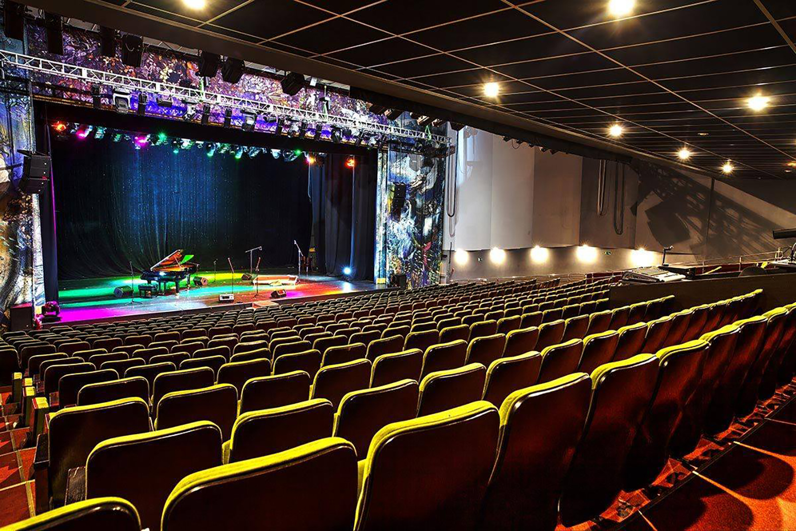 «Феерическое ревю» в мюзик-холле – события на сайте «Московские Сезоны»