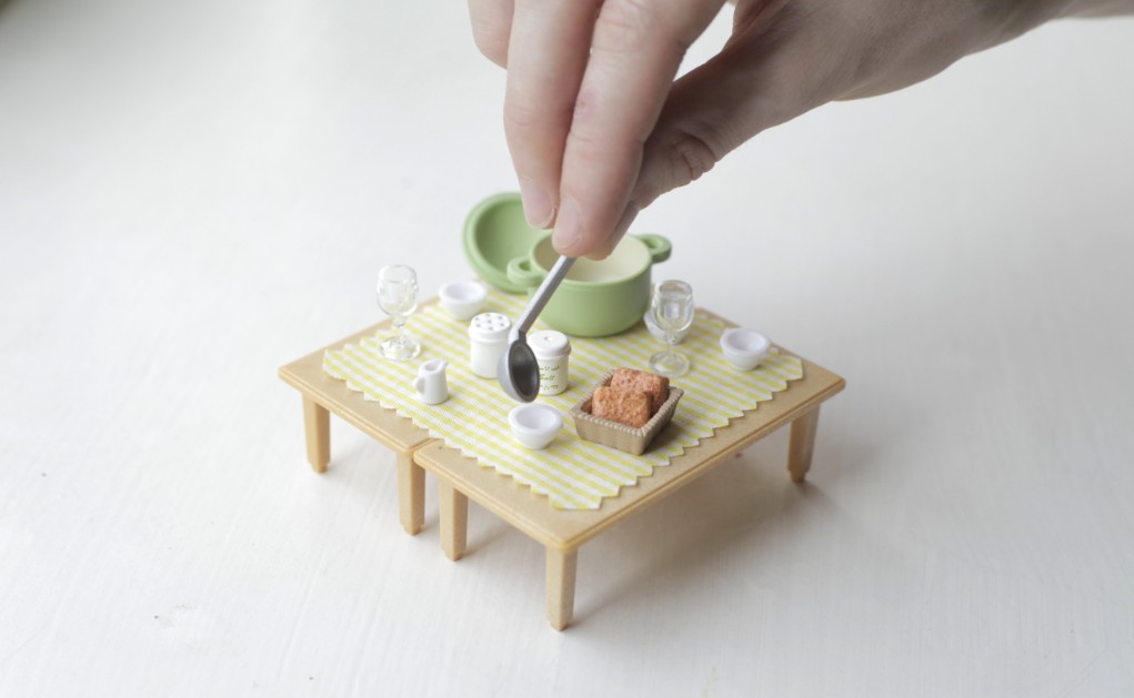 Выставка «Прошу под стол» – события на сайте «Московские Сезоны»