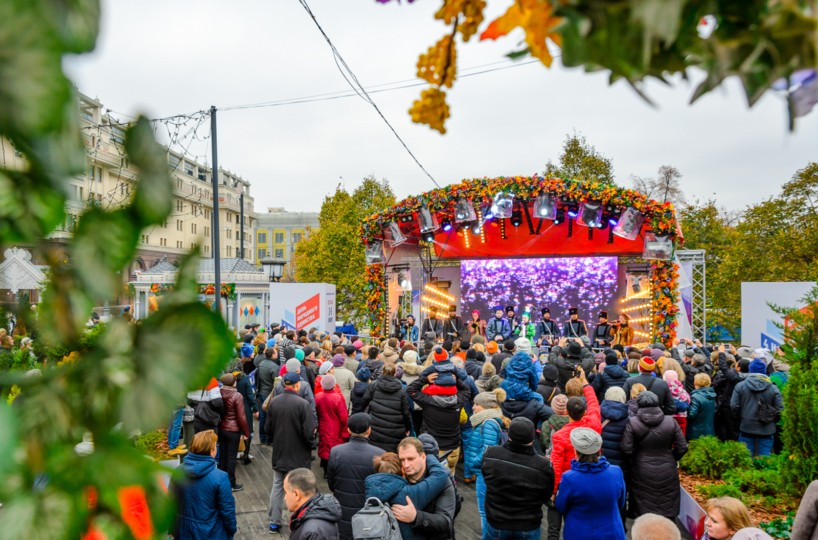 Праздничные концерты и три творческие студии для детей на площади Революции – события на сайте «Московские Сезоны»