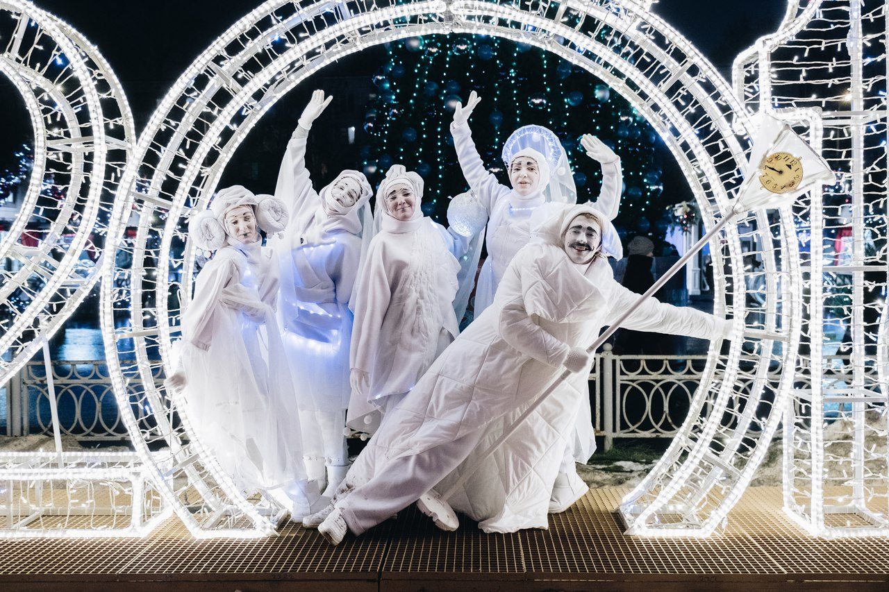 Шествие по мотивам спектакля «Белые сны» – события на сайте «Московские Сезоны»