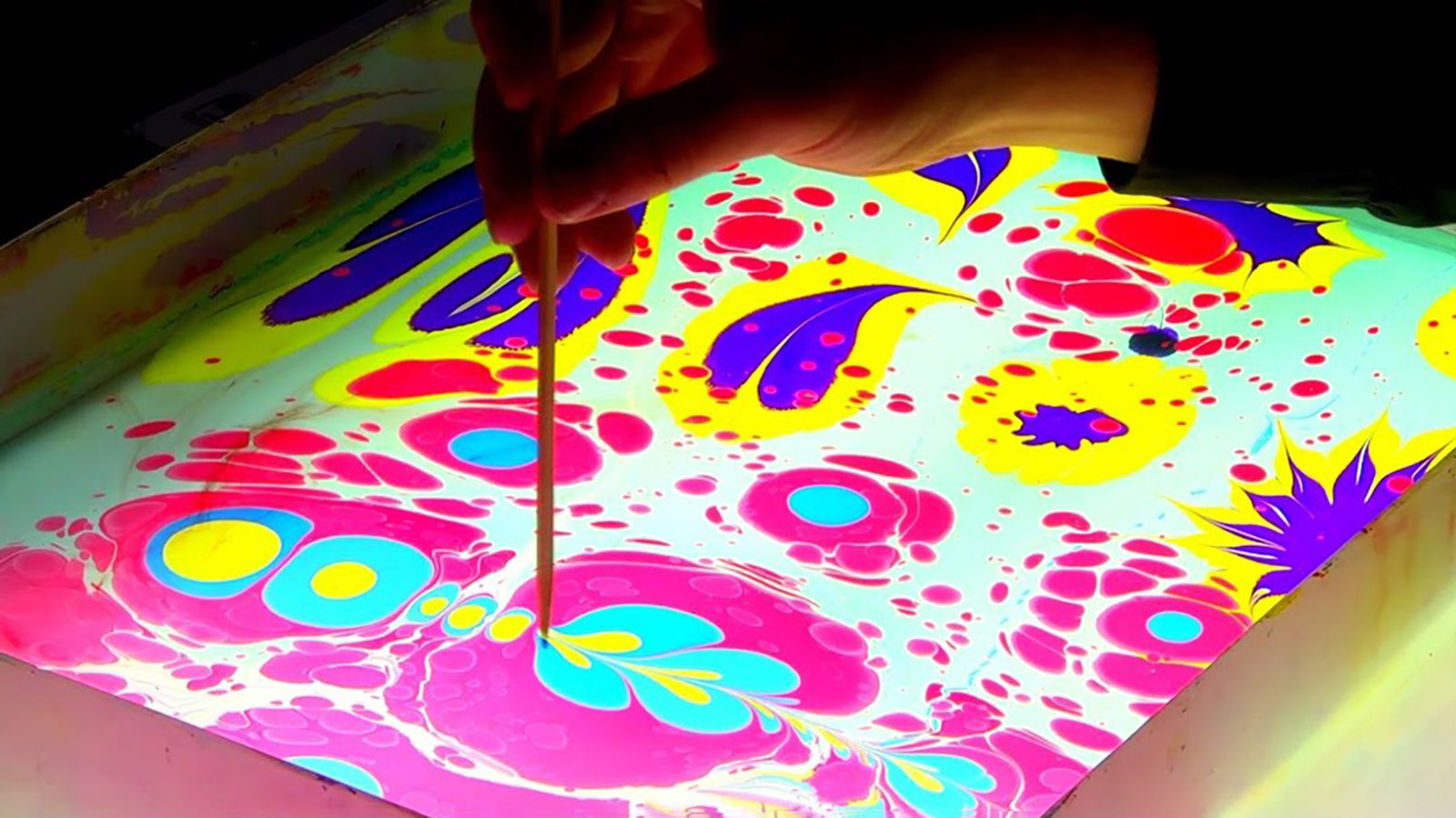 «Рисуем необычными способами. Техника эбру» в галерее «Нагорная» – события на сайте «Московские Сезоны»