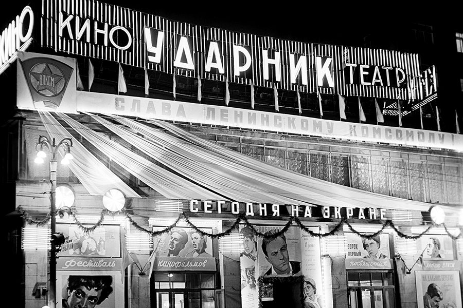 Ақ шұлықтағы жапондық әйелмен жыныстық қатынас