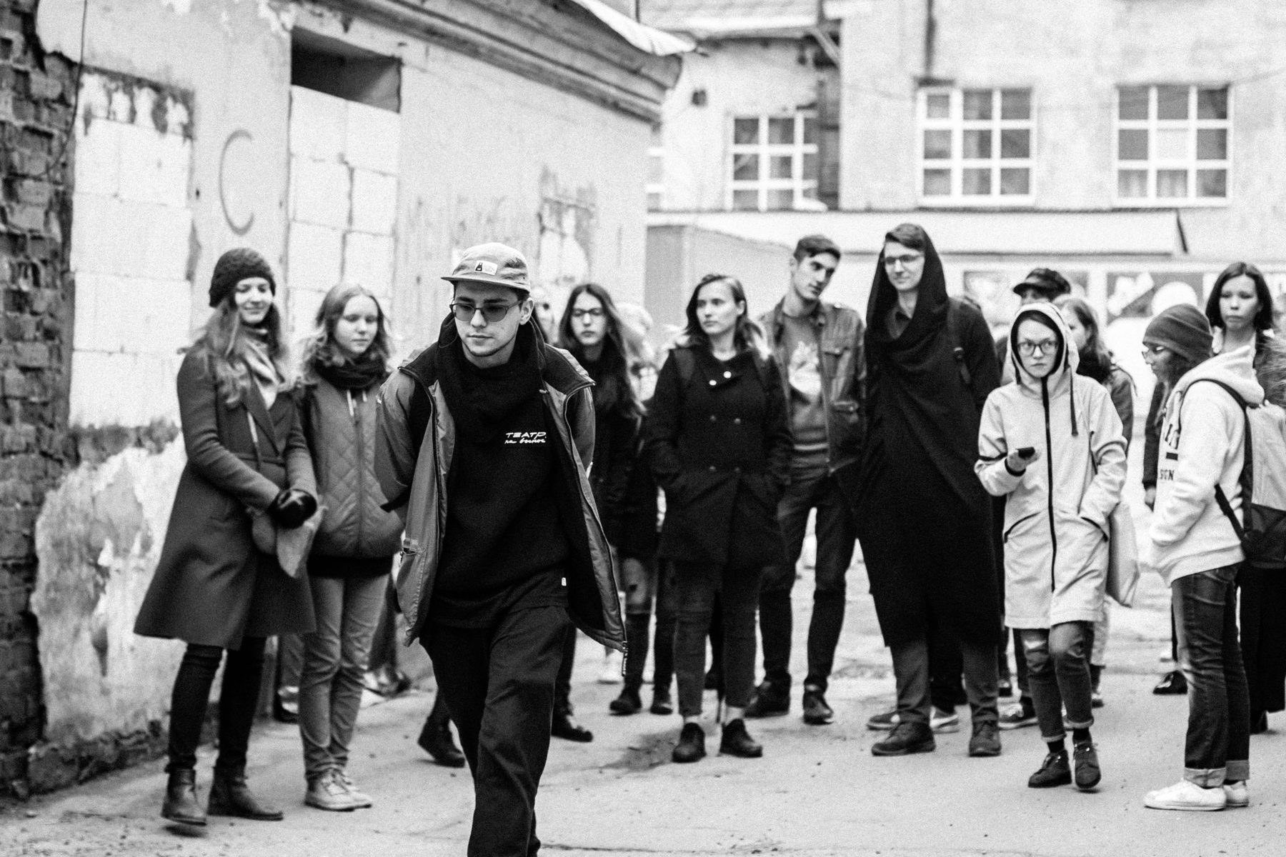 Иммерсивный спектакль-прогулка с поэтами по историческому центру Москвы «Poe.Tri.» – события на сайте «Московские Сезоны»