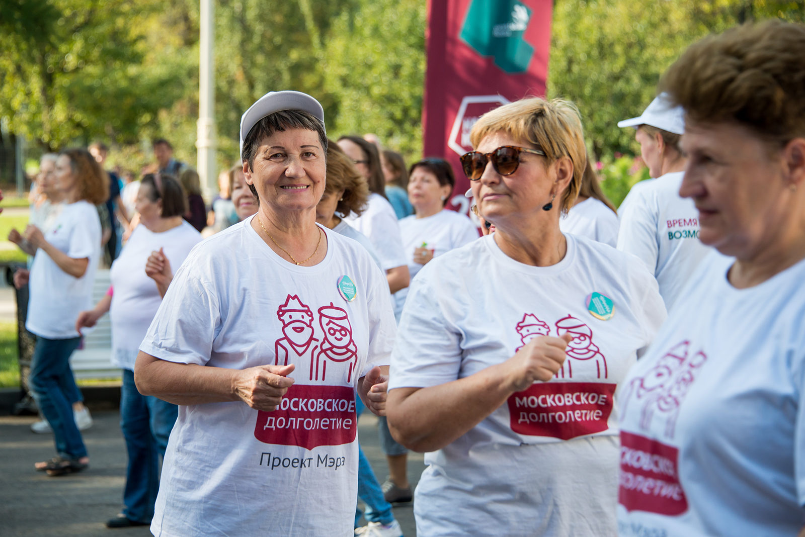 «Соколинское долголетие» на площади перед Московским центром качества образования – события на сайте «Московские Сезоны»