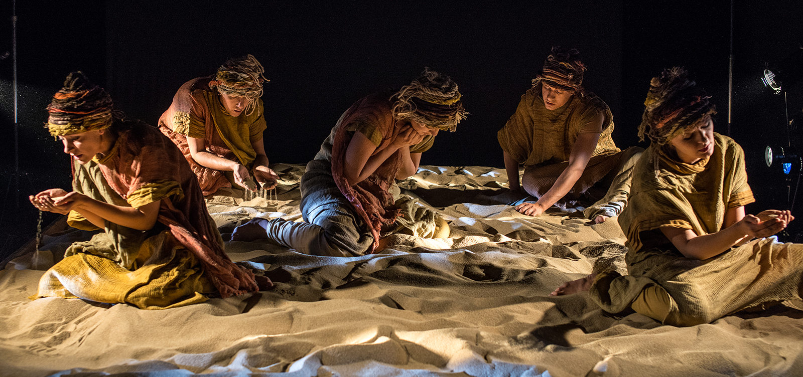 «Земля» в Театре под руководством Елены Камбуровой – события на сайте «Московские Сезоны»