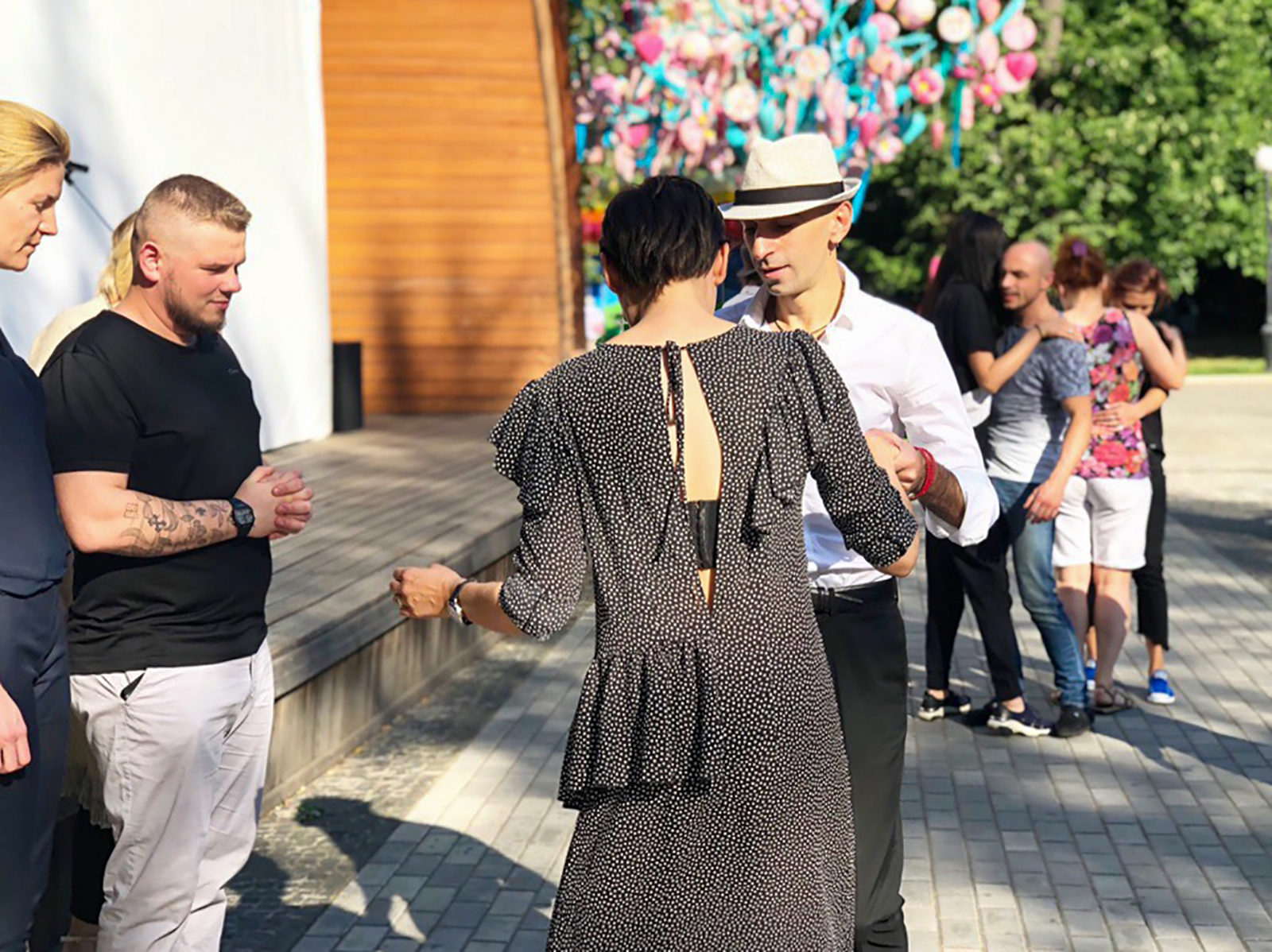 Открытые уроки по аргентинскому танго и милонге в саду имени Баумана – события на сайте «Московские Сезоны»