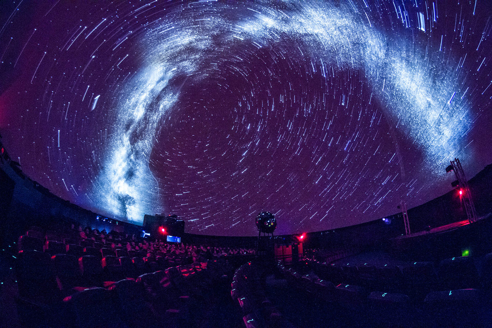 «За гранью небесного свода» в Московском планетарии – события на сайте «Московские Сезоны»