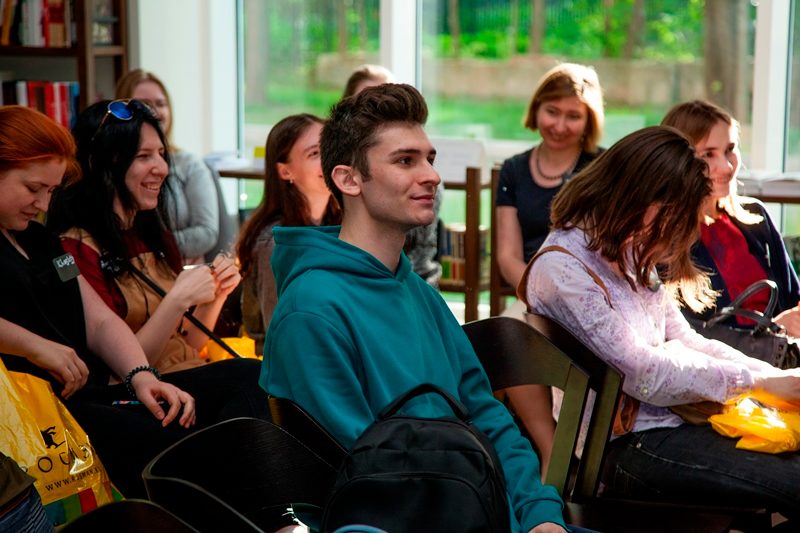 Показ фильма «За кадром. Фотожурналистика изнутри» на ВДНХ – события на сайте «Московские Сезоны»