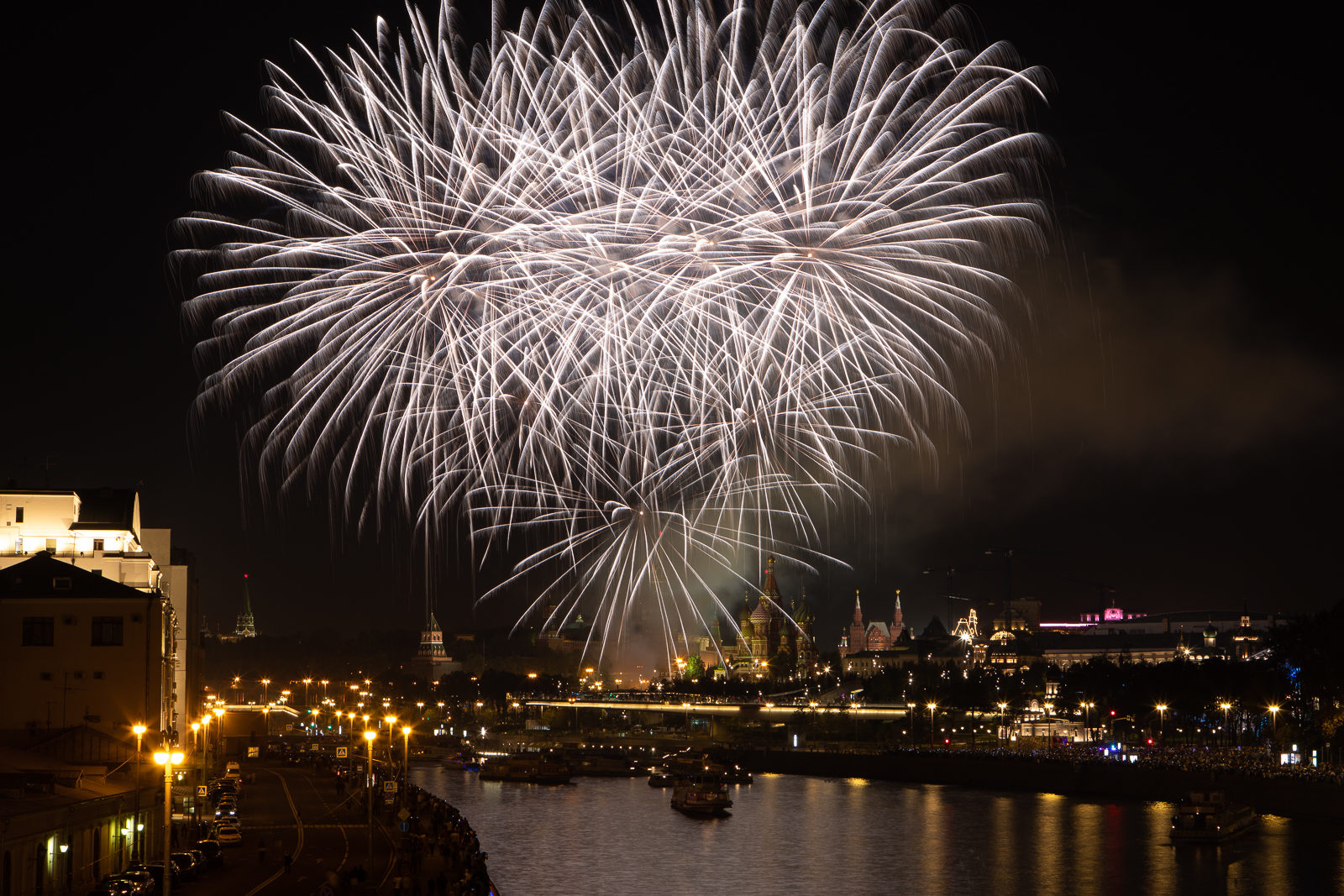 Праздничный фейерверк на Москворецкой набережной – события на сайте «Московские Сезоны»