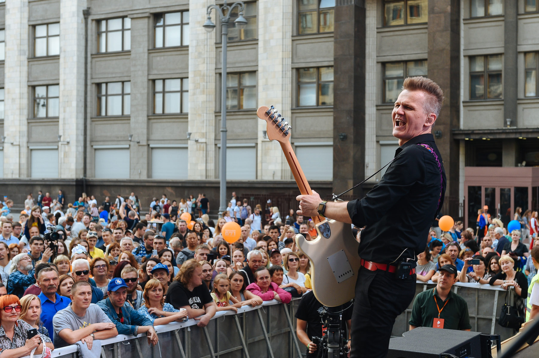 Сцена на площадке «Место встречи» – события на сайте «Московские Сезоны»