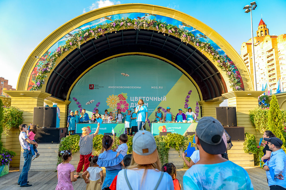 Спектакли театров со всей России и джазовые концерты на площади Славы – события на сайте «Московские Сезоны»