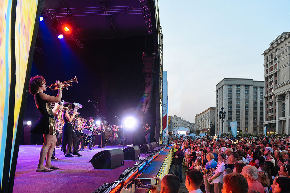 Сцена на площадке «Рождение легенды» – события на сайте «Московские Сезоны»