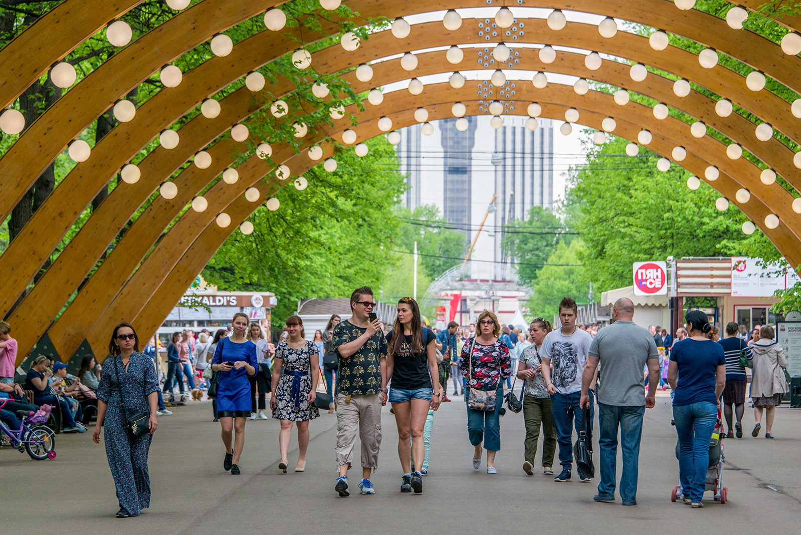 День города: шествие оживших картин в «Сокольниках» – события на сайте «Московские Сезоны»