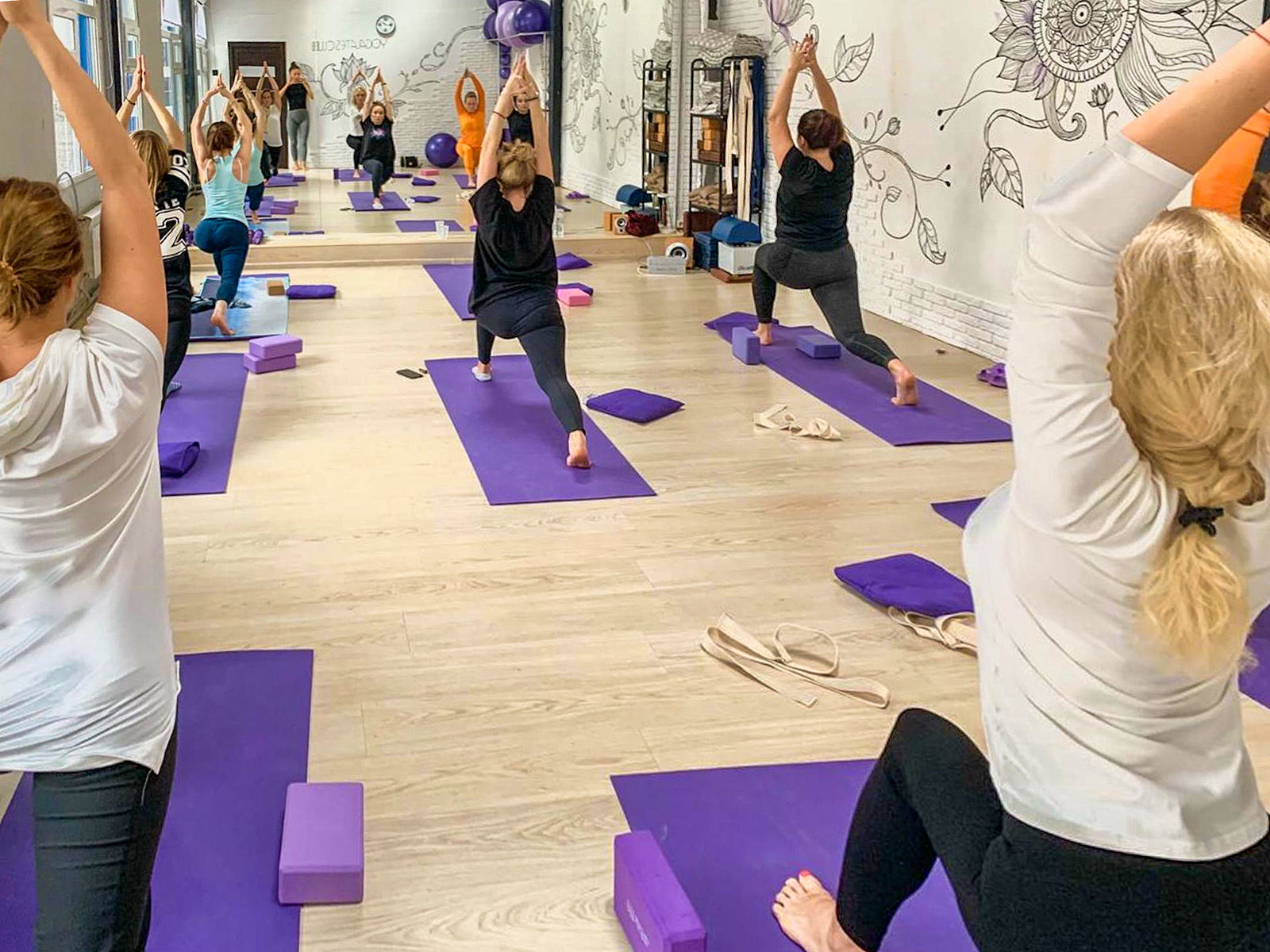 Йога-терапия позвоночника: открытый урок в саду имени Баумана – события на сайте «Московские Сезоны»