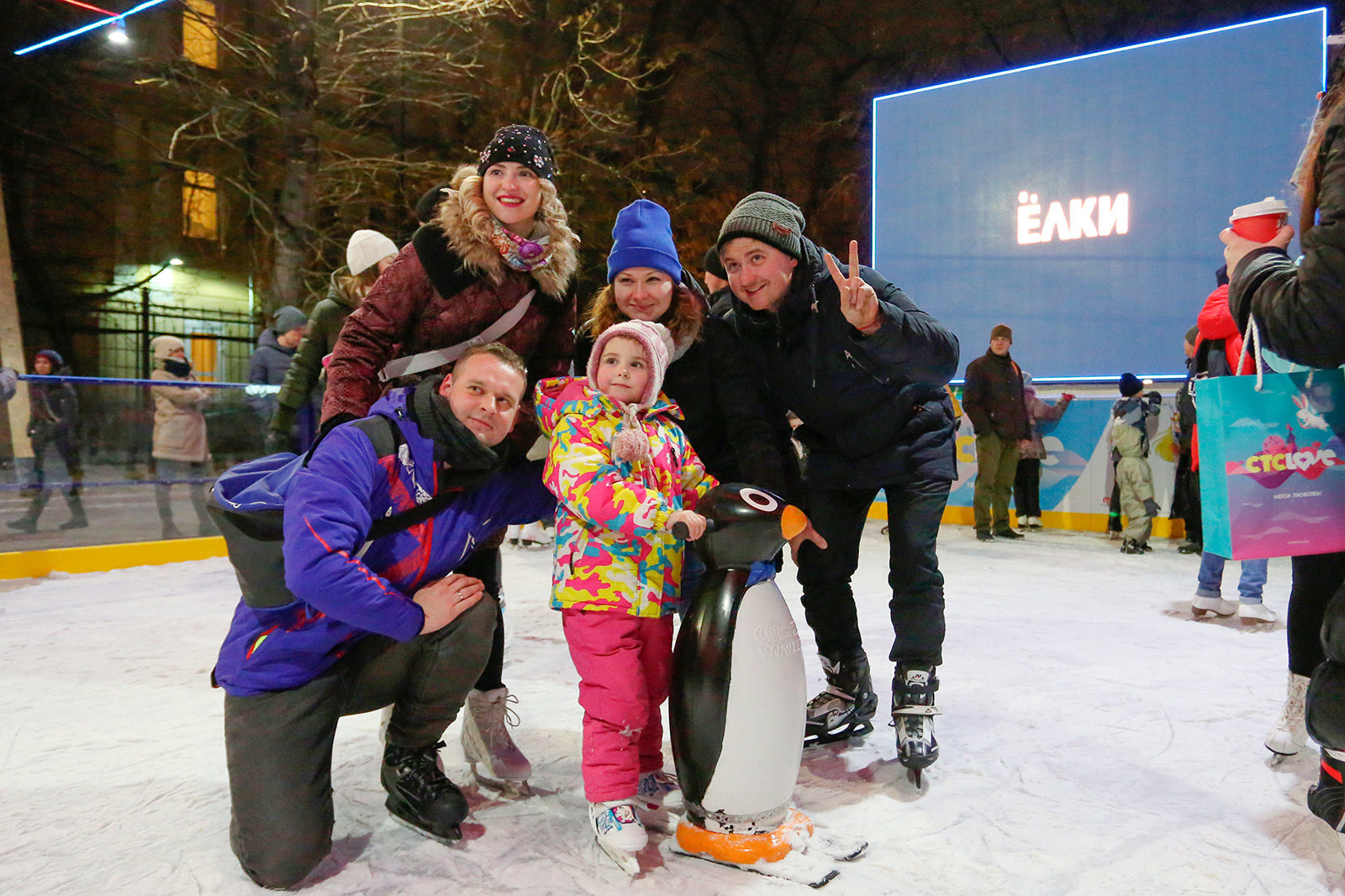 Киносеанс на льду «Елки лохматые» в саду имени Баумана – события на сайте «Московские Сезоны»