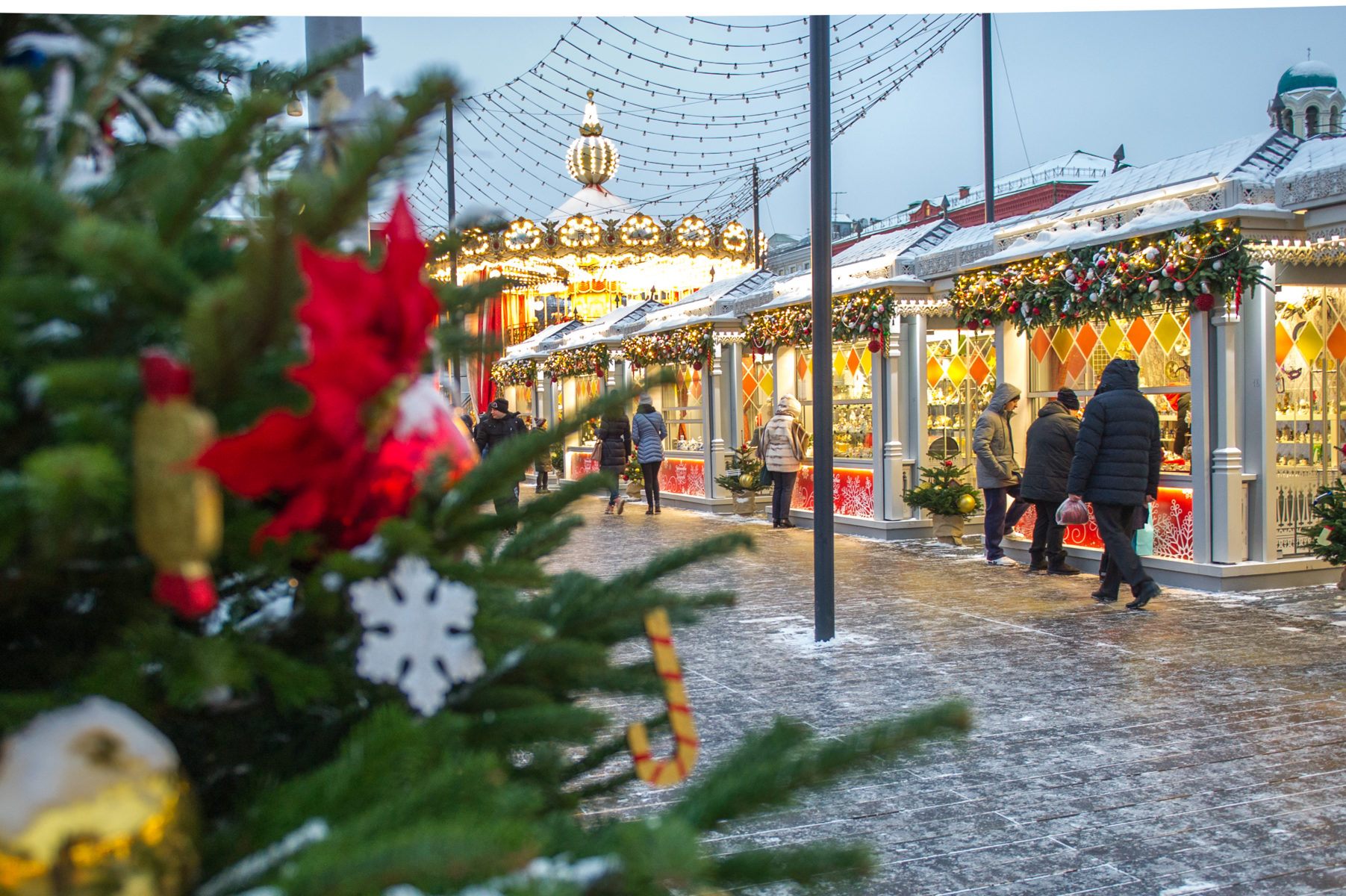 Дворянская елка, дизайнерские ели и рождественские угощения на площади Революции – события на сайте «Московские Сезоны»