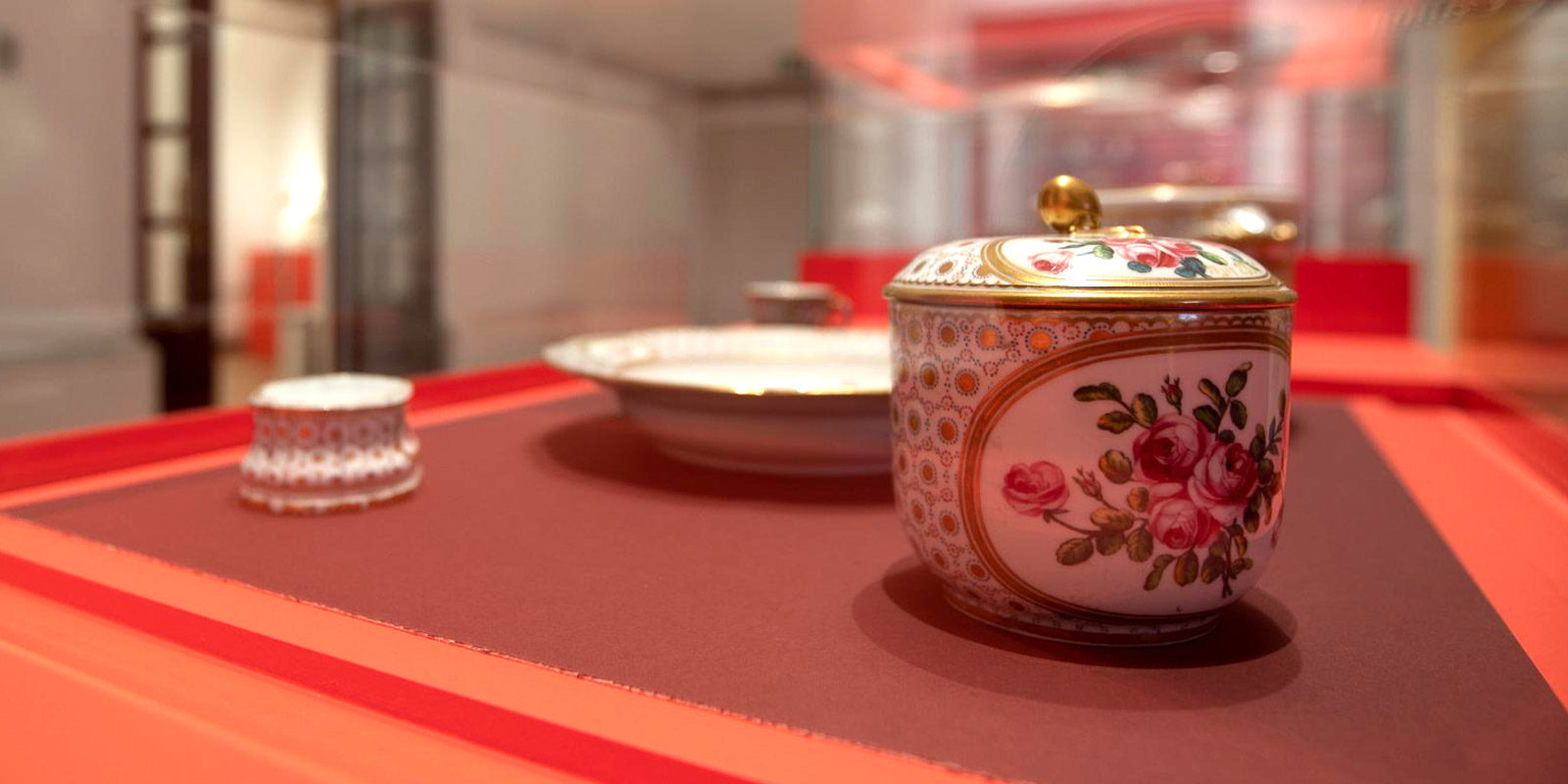 «Фарфор к празднику. Подарки и атрибутика Нового года и Рождества» в музее-заповеднике «Царицыно» – события на сайте «Московские Сезоны»