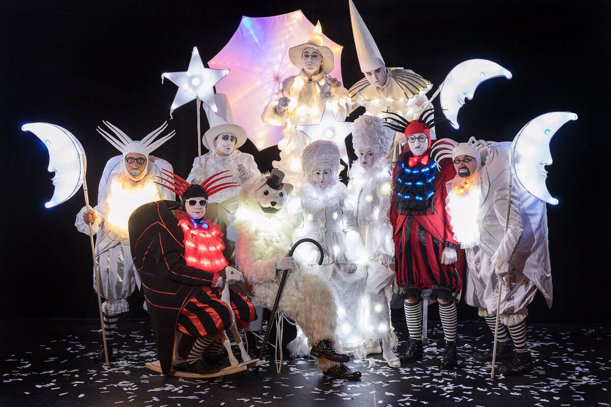Шествие по мотивам спектакля «Спит под снегом карусель», Московский Театр Клоунады «Высокие братья & Tall Brothers» – события на сайте «Московские Сезоны»