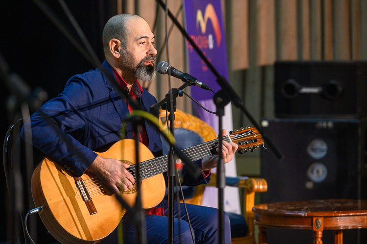 Онлайн-концерт «Возьмемся за руки, друзья!» – события на сайте «Московские Сезоны»