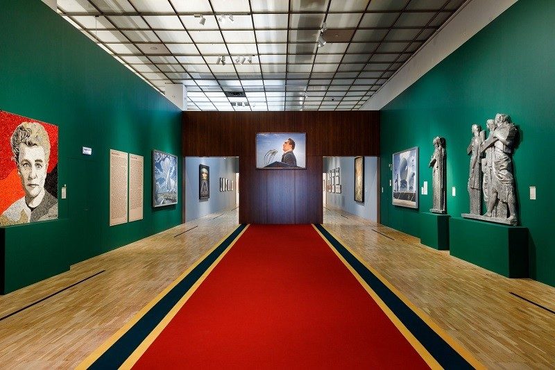 Видеоэкскурсия на русском жестовом языке по выставке «Ненавсегда. 1968–1985»  – события на сайте «Московские Сезоны»