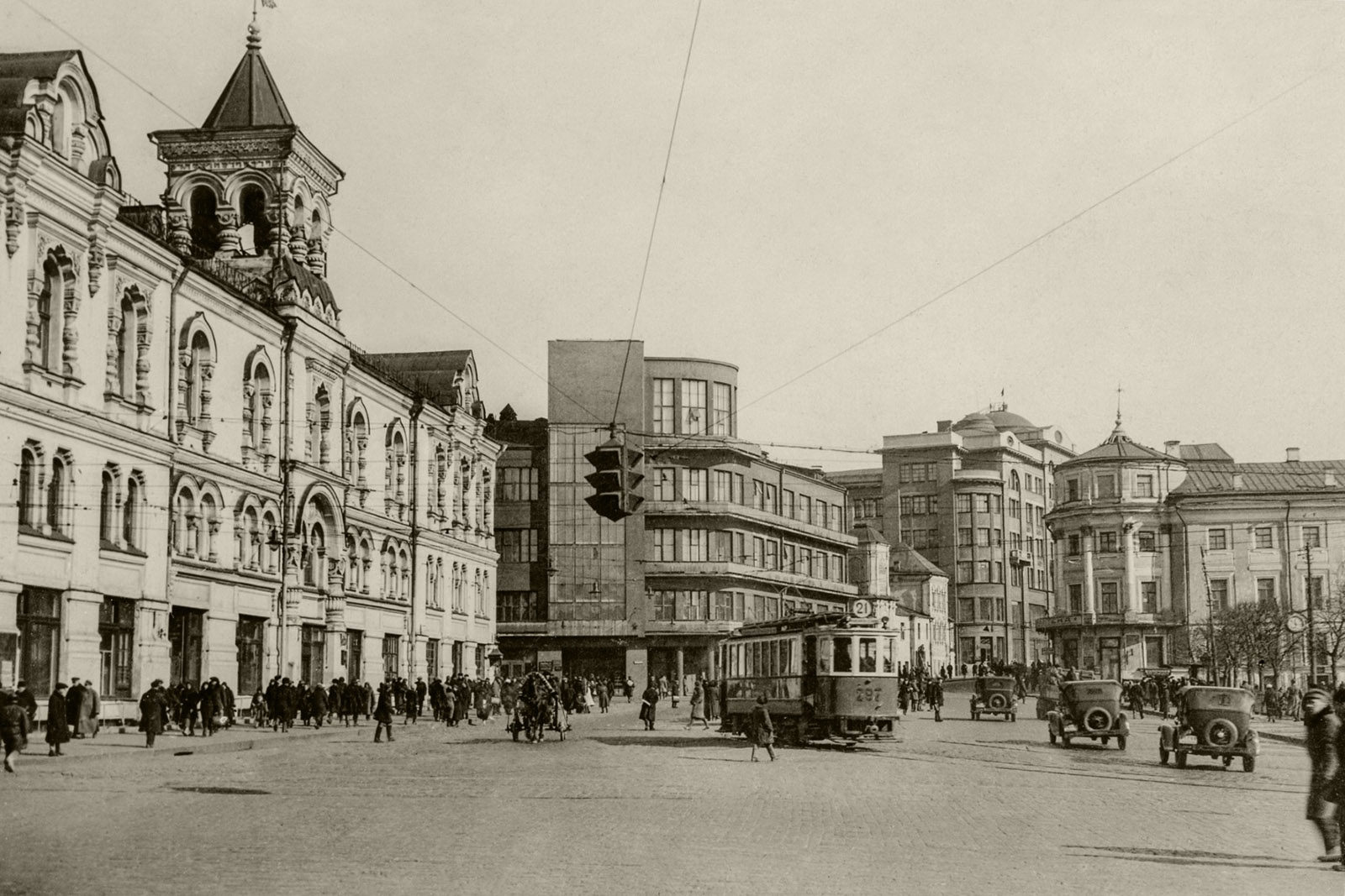 От Ильинских Ворот до Разгуляя. История старинных площадей Москвы