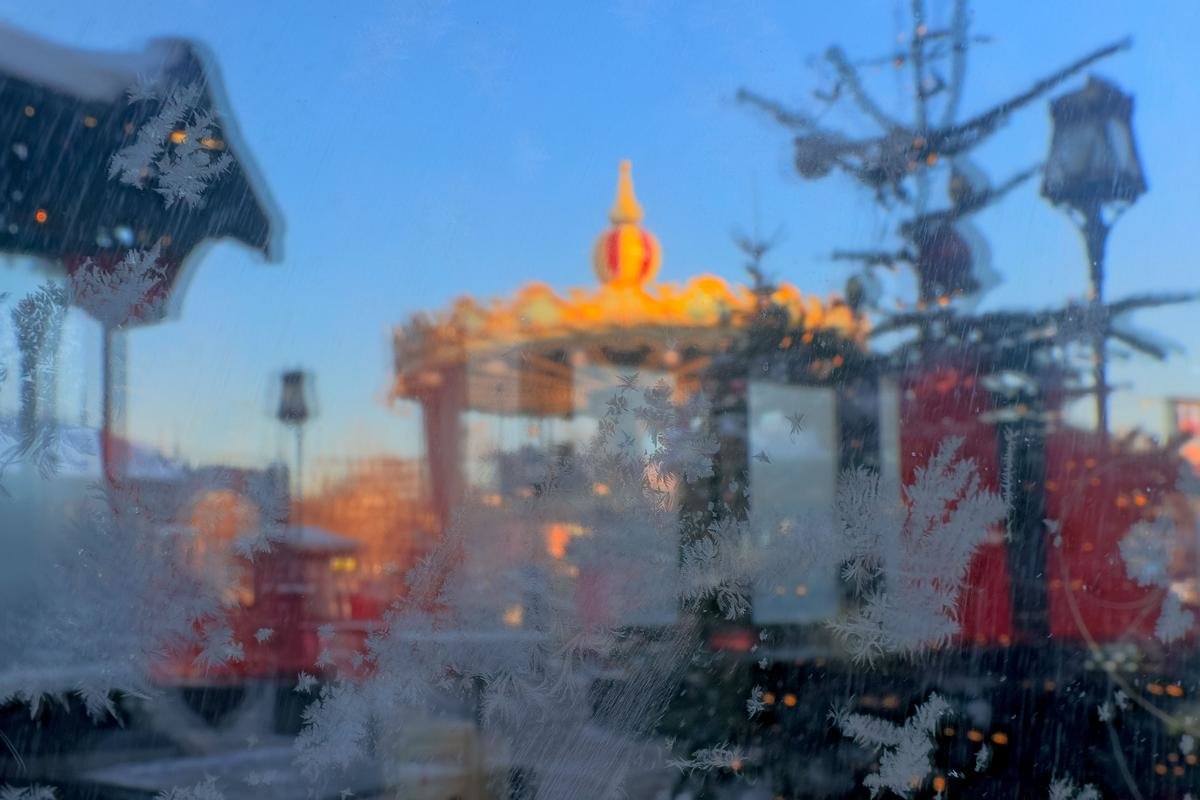 Букинисты, карусель и шале «Москва помогает» на Новом Арбате  – события на сайте «Московские Сезоны»