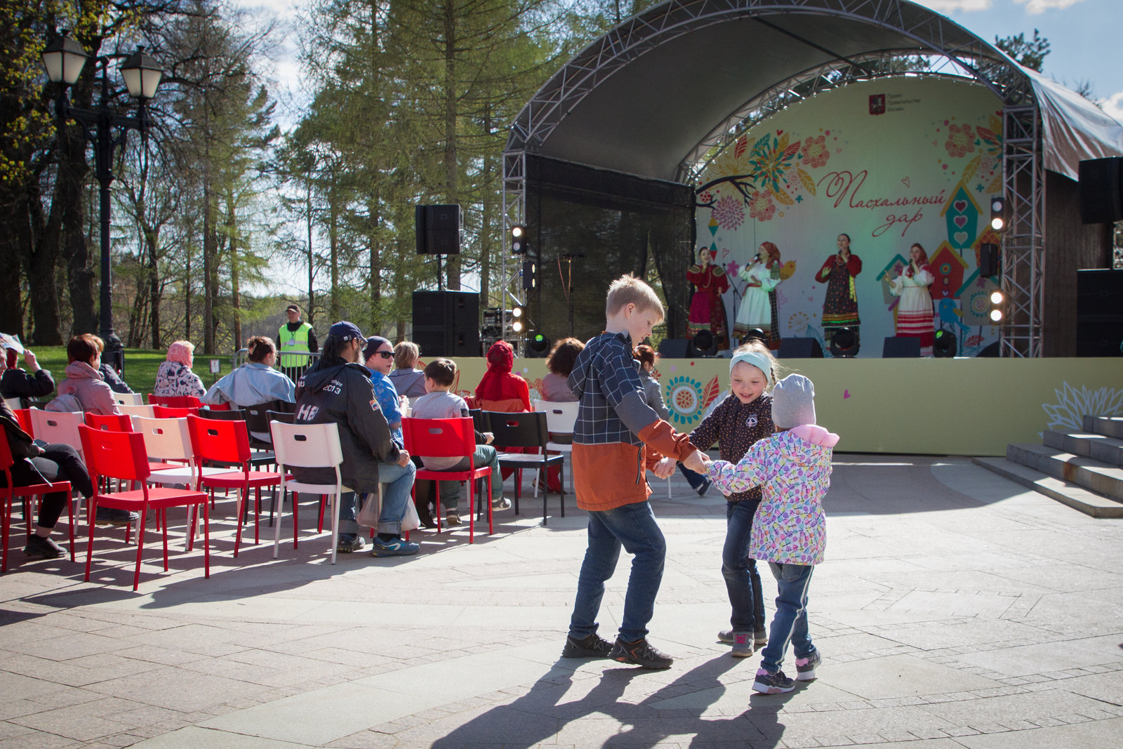 Выступления народных коллективов, интерактивные постановки и роспись арт-объекта у Храма иконы Божией Матери «Живоносный Источник» – события на сайте «Московские Сезоны»