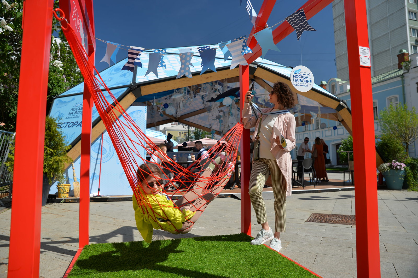 Концертная программа на «корабле», уличные театры и мастер-классы под открытым небом на Школьной улице – события на сайте «Московские Сезоны»