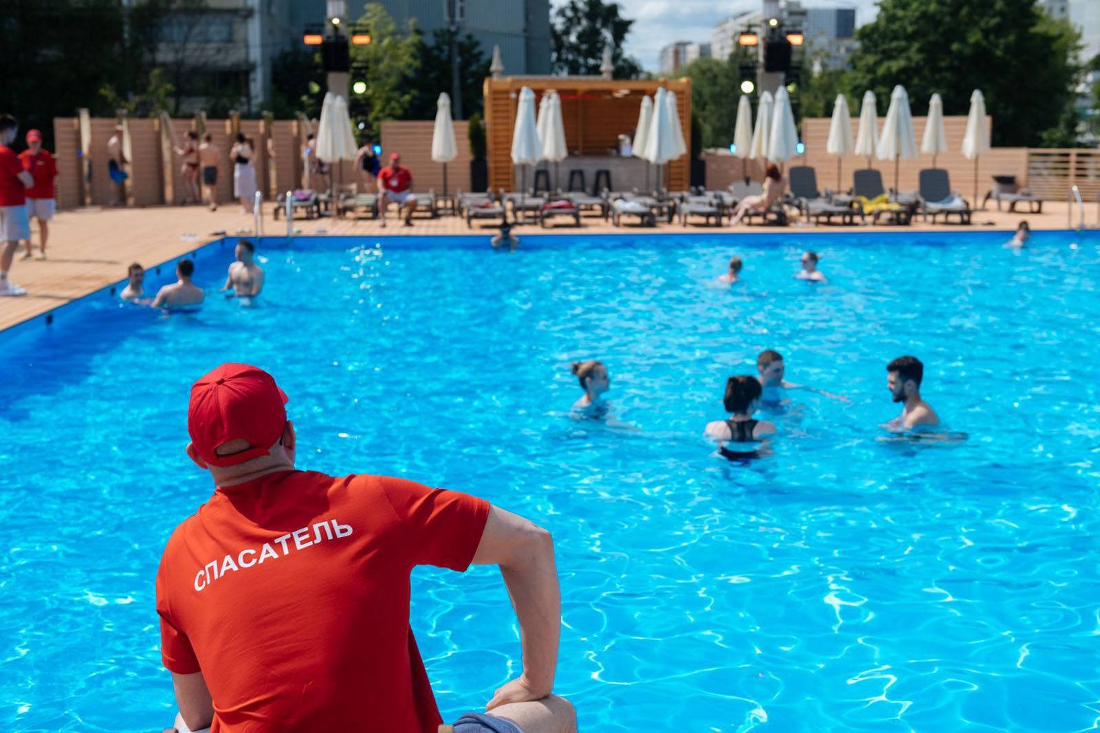 Бронирование сеанса купания в бассейне в ландшафтном парке «Митино» (обычный шезлонг) – события на сайте «Московские Сезоны»