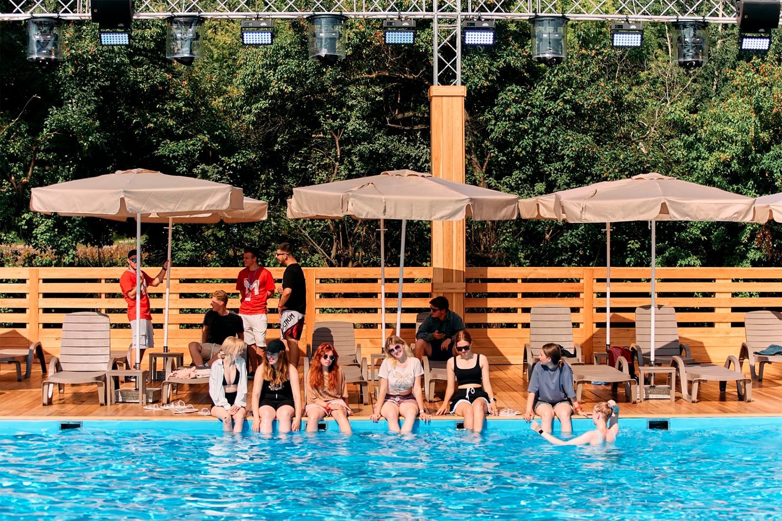 Бронирование сеанса купания в бассейне в парке «Ходынское поле» (обычный шезлонг) – события на сайте «Московские Сезоны»